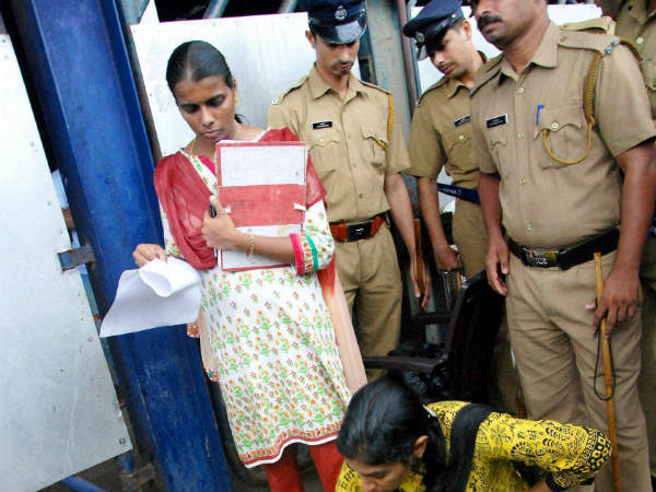 கோழிக்கோடு விமான நிலைய மோதல்: 8 தீயணைப்பு அதிகாரிகள் கைது - 100 சிஐஎஸ்எப் வீரர்கள் டிரான்ஸ்பர்