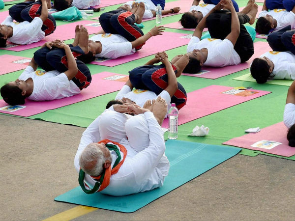 ராஜ்பாத்தில் அசத்திய மோடி... அரை மணி நேரத்தில் 15 ஆசனம் செய்தார் | PM ...