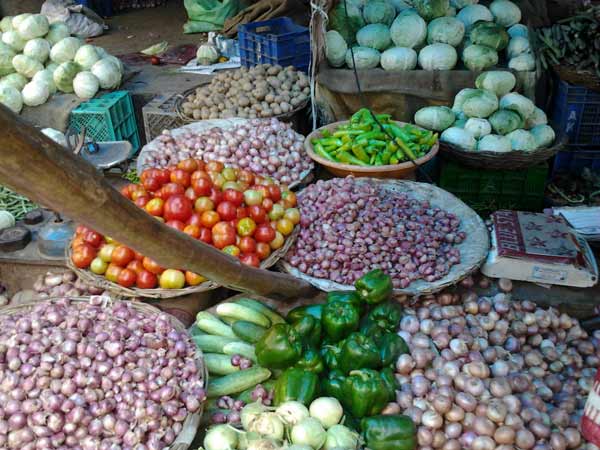 தமிழகத்திலிருந்து வரும் பழம், காய்களில் பூச்சி மருந்து.. கேரளப் புகாரில் உண்மை இருக்கிறதா?