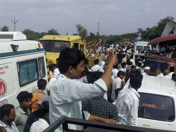 20 killed, 15 injured in bus-container collision in Maharashtra 20 killed, 15 injured in bus-container collision in Maharashtra