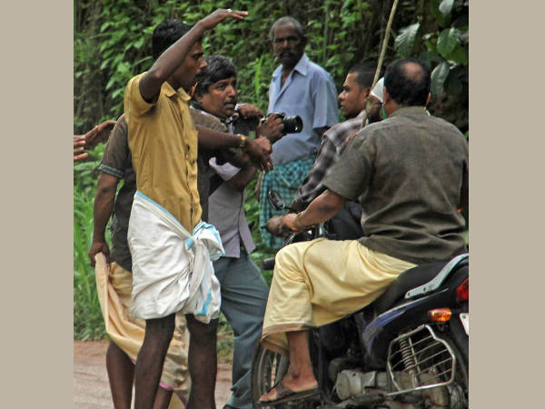 இதை ஏன்டா படம் எடுத்த.. பத்திரிகை போட்டோகிராபரை அடிக்க பாய்ந்த காங். தொண்டர்கள்!