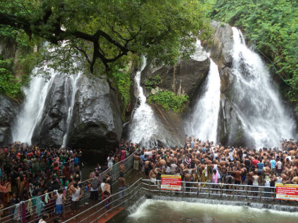 சரக்கு வாங்க ஒரு கூட்டம்