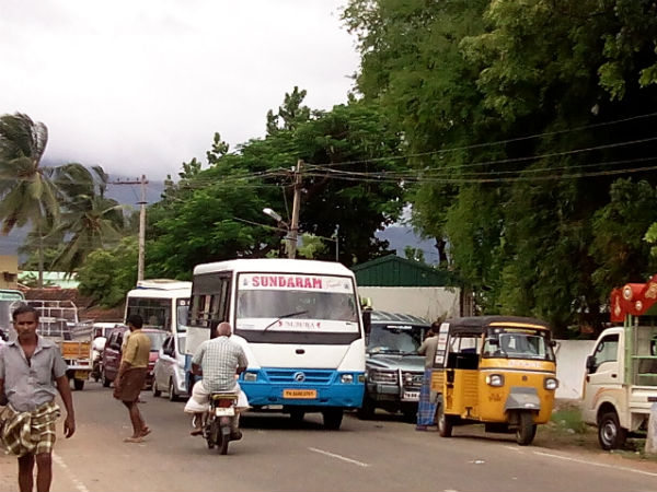 குடிகார பயணிகளின் குத்தாட்டம்