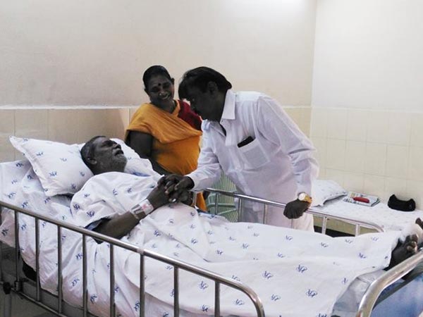 Vijayakanth met Vinusakravarthi in Hospital Vijayakanth met Vinusakravarthi in Hospital
