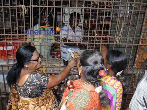 Police find hard to control the anti liquor protests Police find hard to control the anti liquor protests