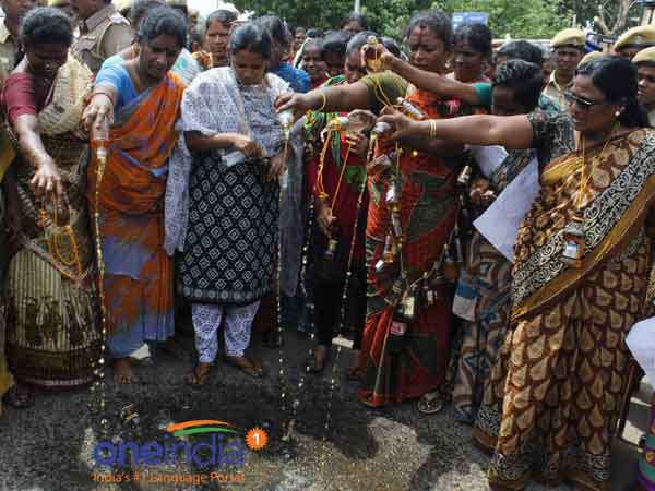Police find hard to control the anti liquor protests Police find hard to control the anti liquor protests