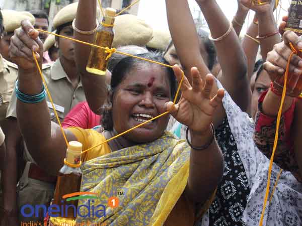 Police find hard to control the anti liquor protests Police find hard to control the anti liquor protests