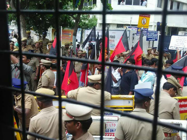 Tamil outfits staged black flag protest agains PM Modi Tamil outfits staged black flag protest agains PM Modi