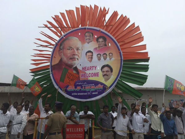 Jayalalitha recieved people's welcome from Poes Garden to Chennai airport Jayalalitha recieved people's welcome from Poes Garden to Chennai airport