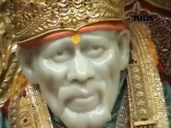 Flowers color got changed when devotees offering the flowers to SaiBaba Flowers color got changed when devotees offering the flowers to SaiBaba