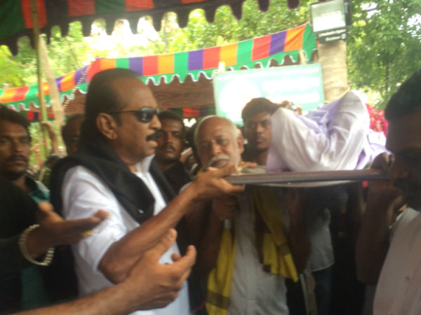 தலைவர்கள் அஞ்சலி
