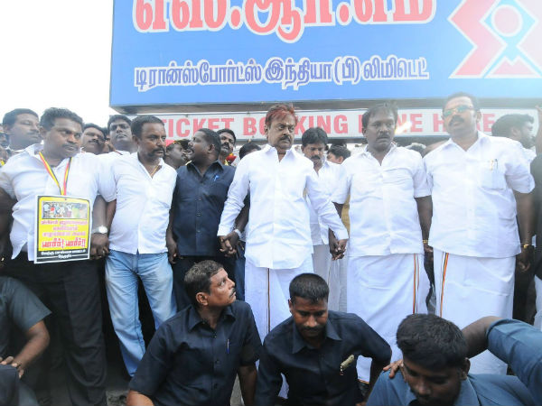 சாலையோரத்தில் ஒருவருடன் ஒருவர் கைகோர்த்து