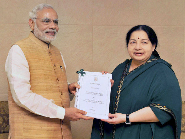 Jayalalithaa submits memorandum to Modi Jayalalithaa submits memorandum to Modi