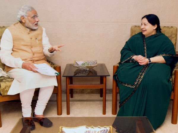 Jayalalithaa submits memorandum to Modi Jayalalithaa submits memorandum to Modi