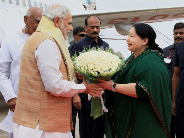 Jayalalithaa submits memorandum to Modi Jayalalithaa submits memorandum to Modi