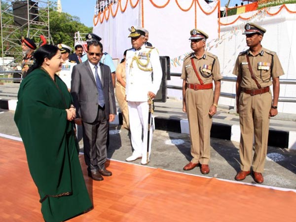 Jayalalitha hoist the national flag in Chennai fort Jayalalitha hoist the national flag in Chennai fort