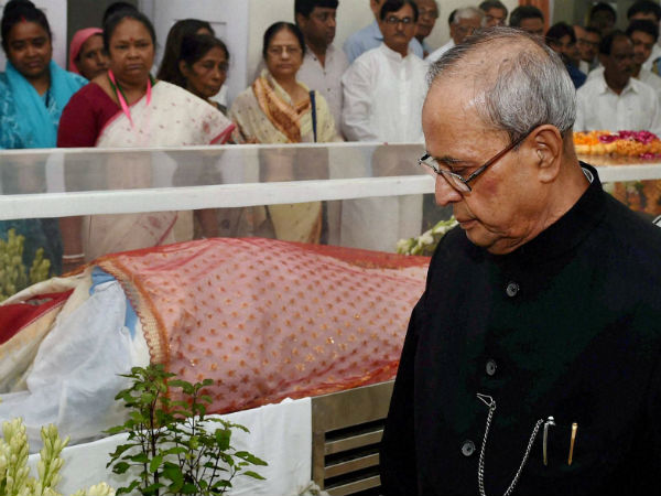 First Lady Suvra Mukherjee cremated First Lady Suvra Mukherjee cremated