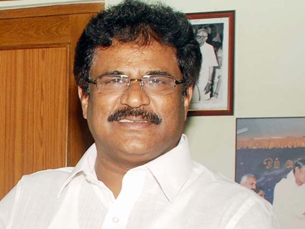 Aiadmk men should stop violence: Thirunavukarasar Aiadmk men should stop violence: Thirunavukarasar
