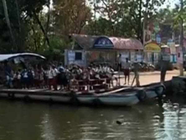 Three killed as boat capsizes off Kochi Three killed as boat capsizes off Kochi