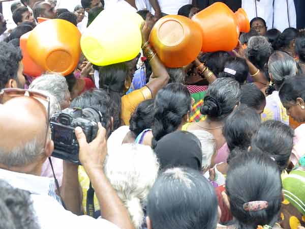 மறியல் போராட்டம்...