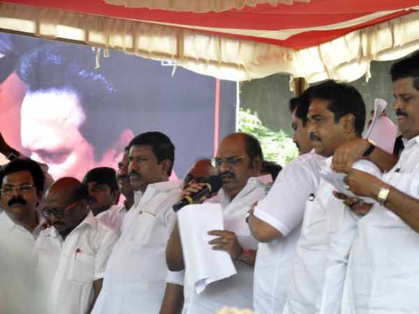 ஆர்ப்பாட்டத்தில் கலந்து கொண்டோர்...
