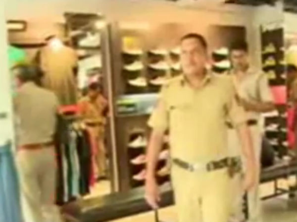 Delhi Cops Take Gangster Shoe Shopping, Get the Boot Delhi Cops Take Gangster Shoe Shopping, Get the Boot