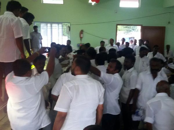 DMK cadres clash in Tenkasi meeting DMK cadres clash in Tenkasi meeting