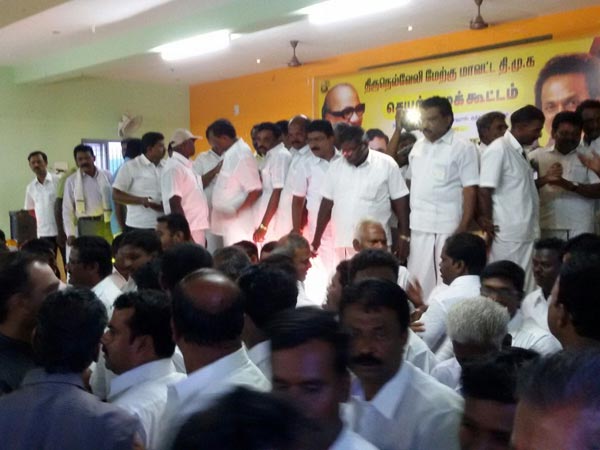 DMK cadres clash in Tenkasi meeting DMK cadres clash in Tenkasi meeting