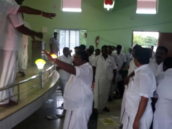 DMK cadres clash in Tenkasi meeting DMK cadres clash in Tenkasi meeting