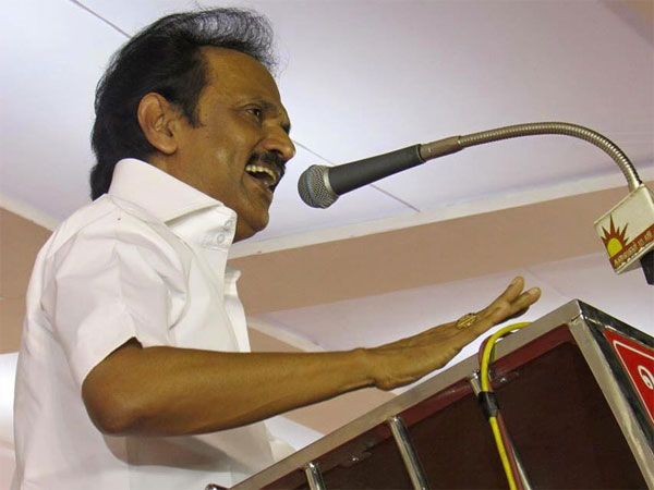 சாலைகளில் பேனர்கள்