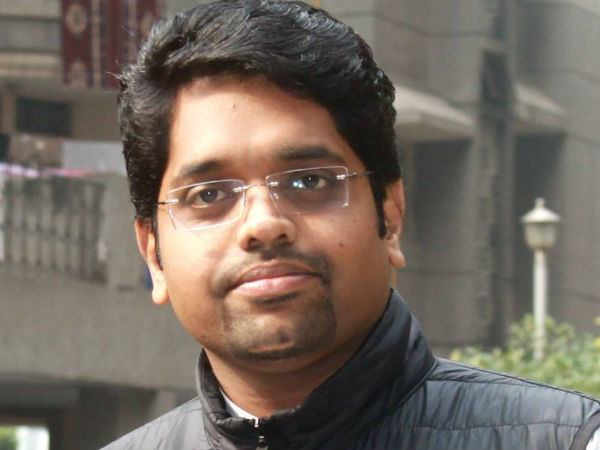பாதி வழியில் சிக்கினார்