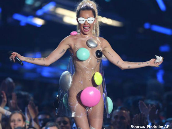 Miley Cyrus flashes skin in bizarre outfit Miley Cyrus flashes skin in bizarre outfit
