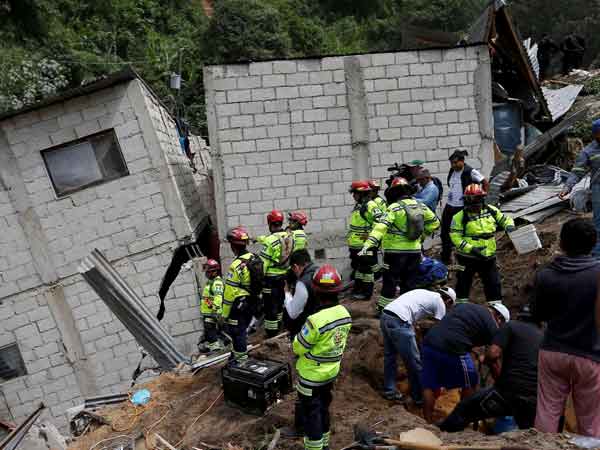 Hillside collapses on Guatemalan town, killing 25; hundreds missing Hillside collapses on Guatemalan town, killing 25; hundreds missing