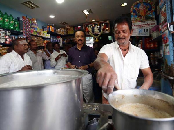 டீ கடையில் ஸ்டாலின்