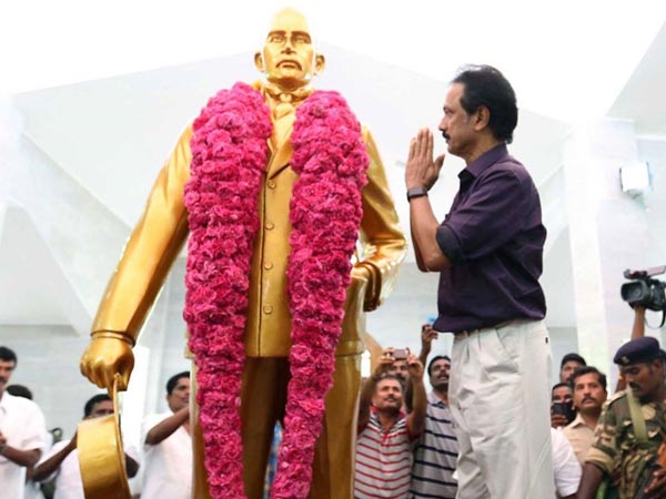 தலைவர்களுக்கு மரியாதை