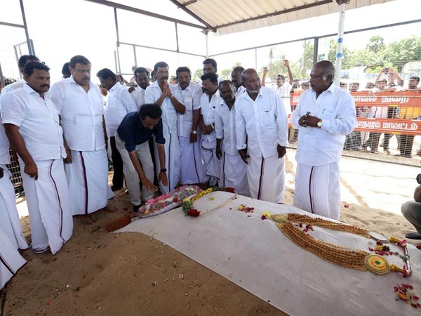 கலாம் சமாதியில் அஞ்சலி