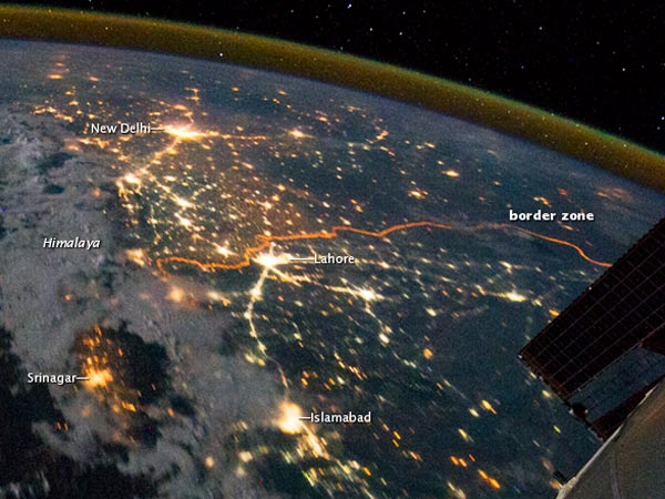 This is What the Indo-Pak Border Looks Like at Night From Space This is What the Indo-Pak Border Looks Like at Night From Space