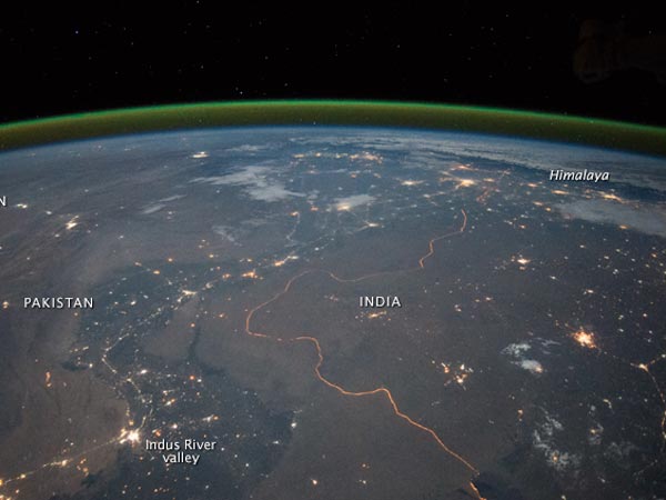 This is What the Indo-Pak Border Looks Like at Night From Space This is What the Indo-Pak Border Looks Like at Night From Space