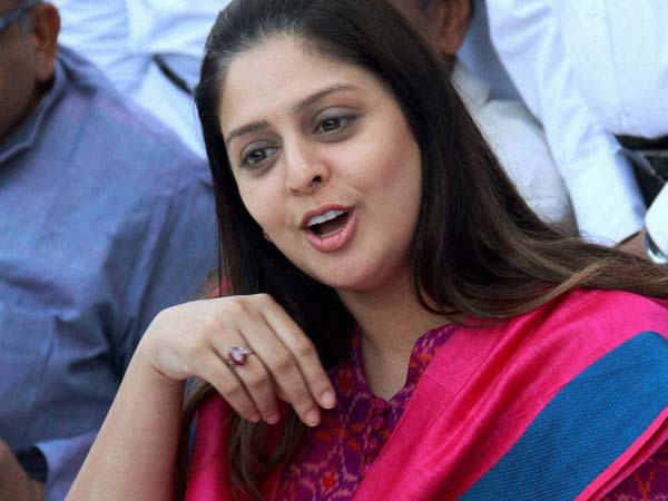 அகில இந்திய மகளிர் காங்கிரஸ் பொதுச் செயலாளர் ஆனார் நடிகை நக்மா | Nagma made  general secretary of Mahila Congress - Tamil Oneindia