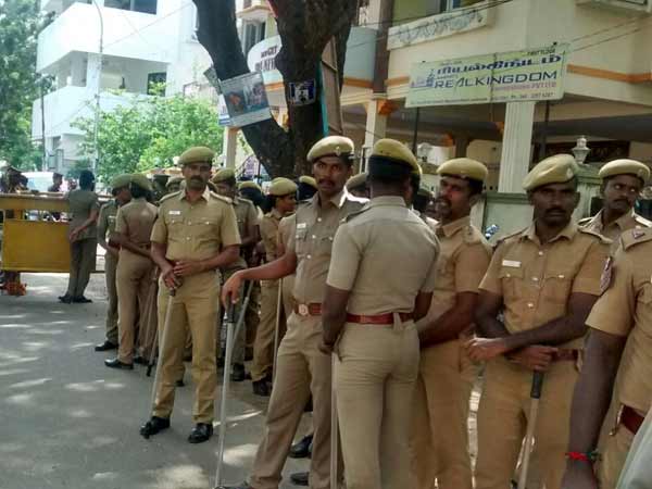 வீடுகளில் சோதனை