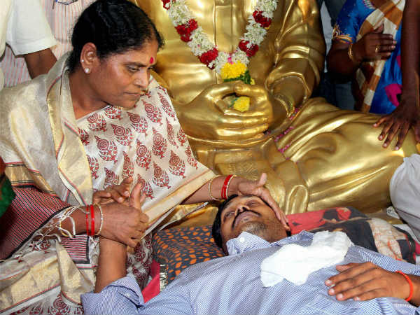 Police foil Jagan's fast, shift him to hospital Police foil Jagan's fast, shift him to hospital