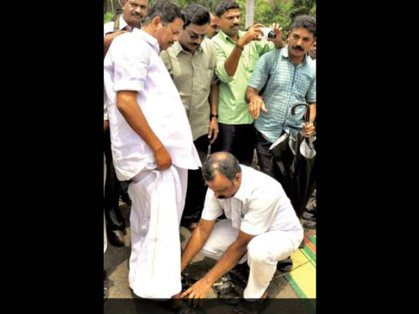 கேரள சபாநாயகரின் செருப்பைக் கழற்றிய உதவியாளர்.. பெரும் சர்ச்சை.. பதவி விலகக் கோரிக்கை