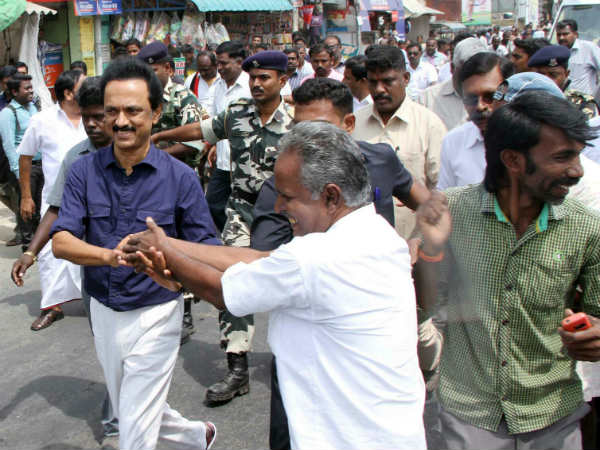 வீதிகளில் நடந்து சென்று