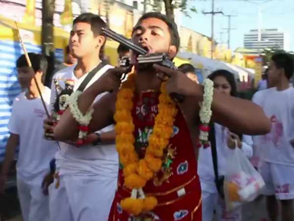 அலகு குத்துவது போல