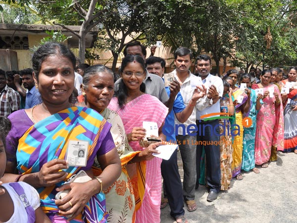 கேரளாவில் முதல் கட்ட உள்ளாட்சித் தேர்தலில் விறுவிறுப்பு- 75% வாக்குகள் பதிவு!! 