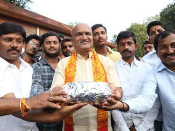 Pramod Mutalik sent a one kg. parcel of pork meat to the Karnataka CM Siddaramaiah Pramod Mutalik sent a one kg. parcel of pork meat to the Karnataka CM Siddaramaiah