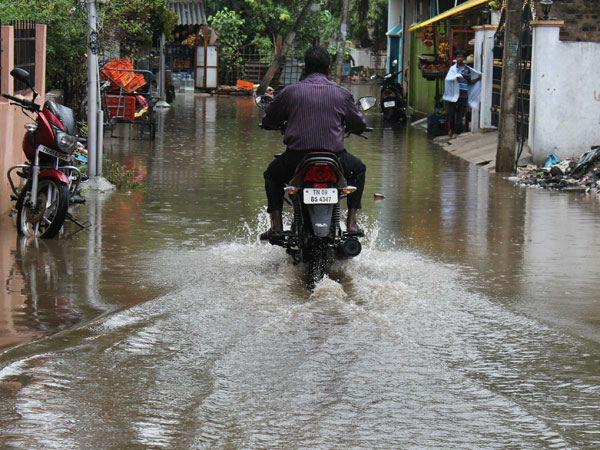 சாலைகளில் வெள்ளம்...