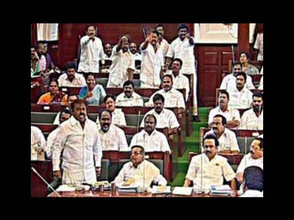 சட்டசபையில் நாக்கை துருத்தி கையை தூக்கி