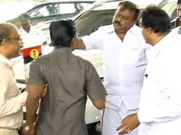 விமானநிலையத்தில் கோபம்