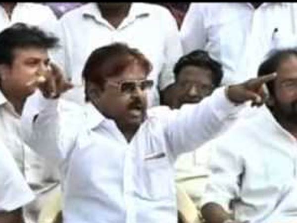 டெல்லியில் நிருபர் மீது பாய்ச்சல்